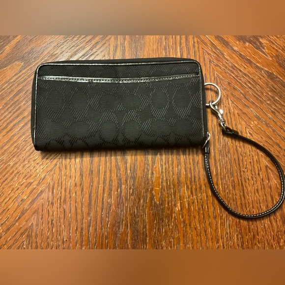 Attractive Classic Coach Silver Hoop & Hardware Zipper Wristlet Wallet! - Picture 3 of 16